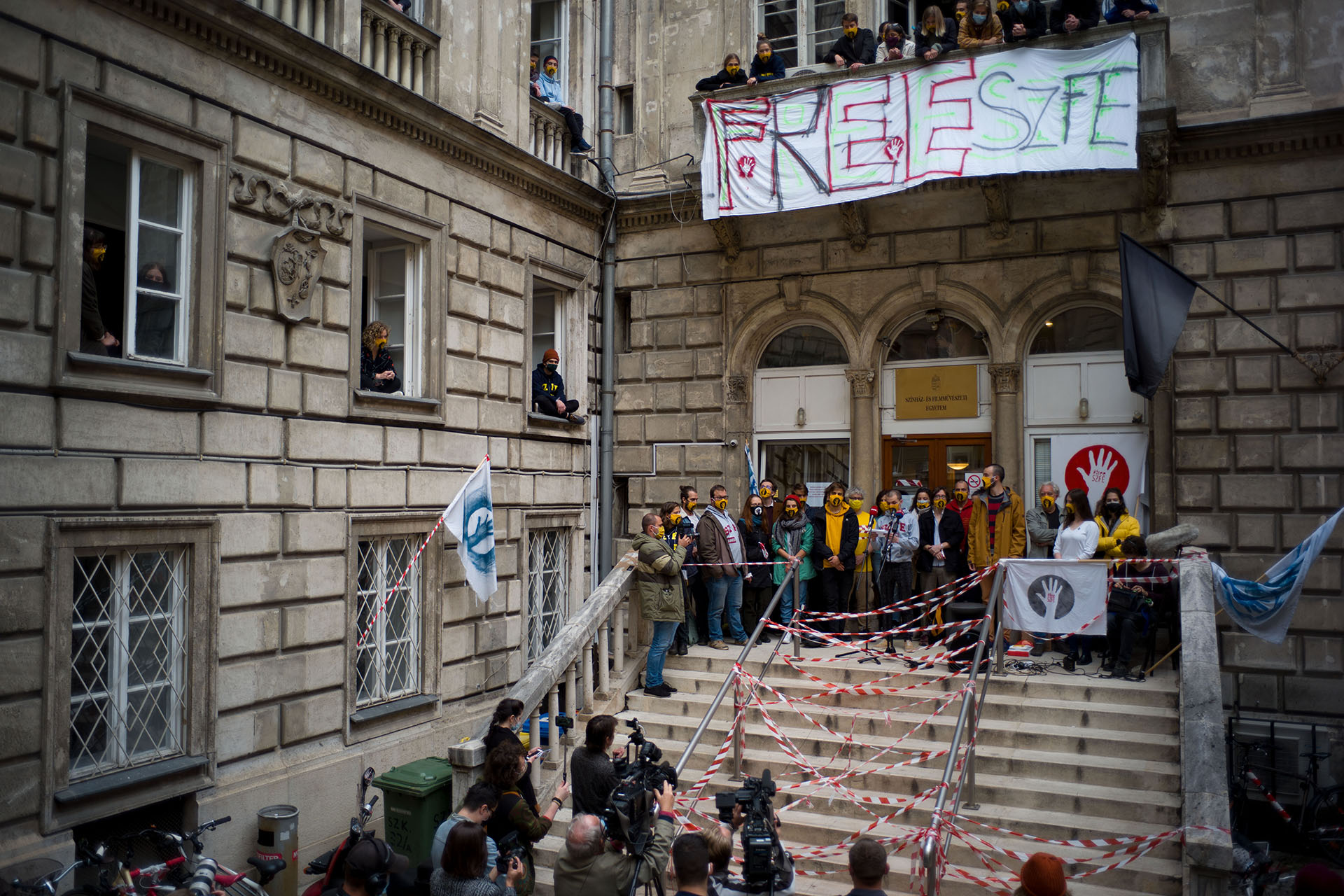 2020.10.01. A diákok sajtótájékoztatót tartanak a Színház- és Filmművészeti Egyetem Szentkirályi utcai épületénél. Az épületet egy nappal ezelőtt foglalták el. #FreeSzFE #Leica